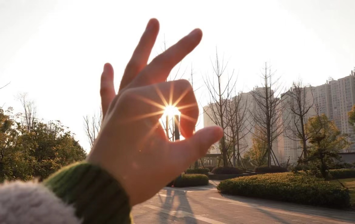 阳光透过手指唯美图片,阳光透过女孩手指唯美图片