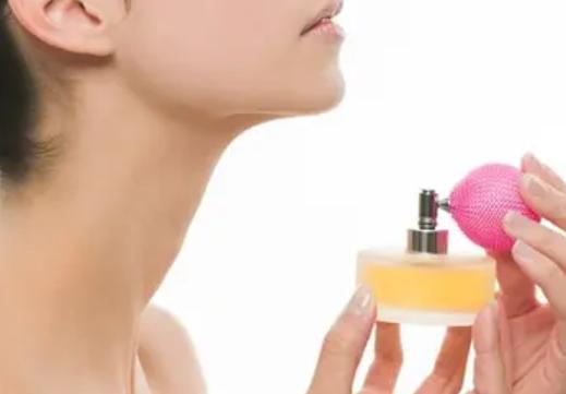 香水的正确喷法，怎么喷香水留香持久