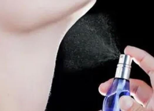 香水的正确喷法，怎么喷香水留香持久