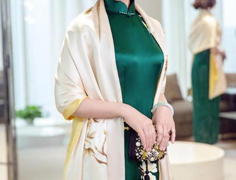 朋友婚礼穿什么好看不抢风头,参加婚礼穿什么好