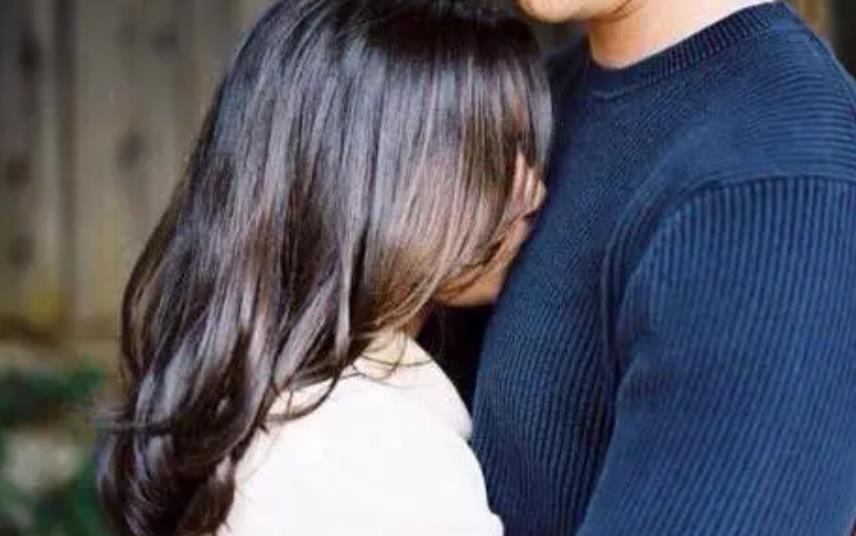 50岁都夫妻还需要每天抱一抱吗,中年夫妻还会彼此拥抱吗