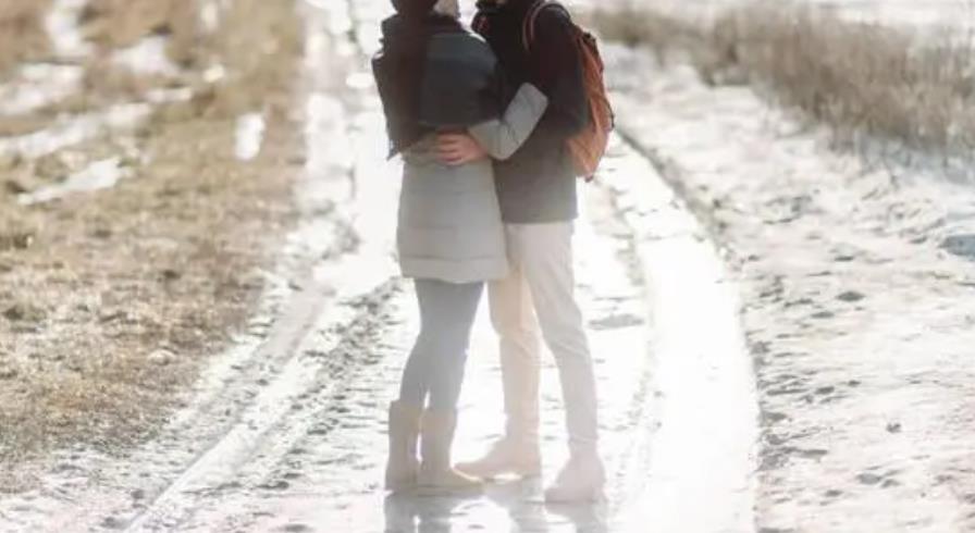 50岁都夫妻还需要每天抱一抱吗,中年夫妻还会彼此拥抱吗