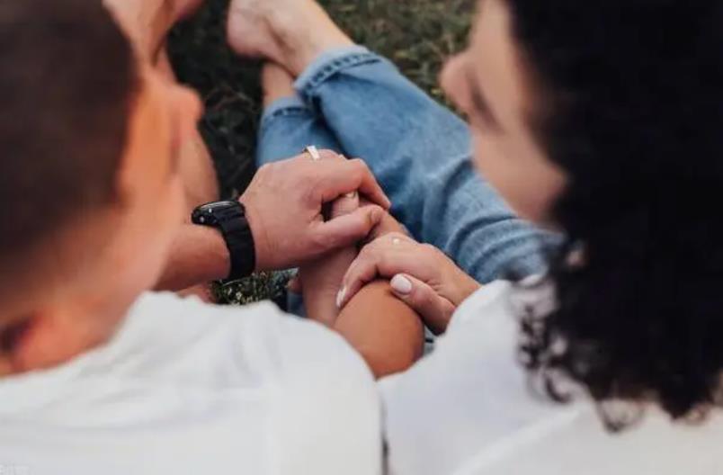 男人在三件事上克制是把你当家人,男人克制自己的感情是因为不爱吗