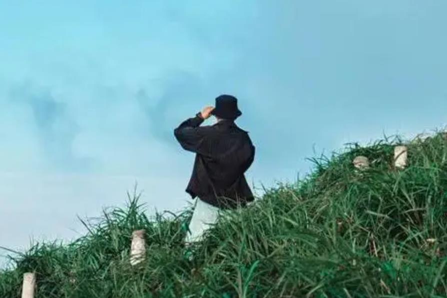 为什么说中年人稳住了就赢了，中年人是往前拼搏还是稳住现在