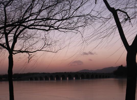 女人靠近你的肢体表现,女人想靠近你有什么表现和特征