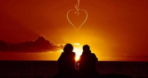 女人靠近你的肢体表现,女人想靠近你有什么表现和特征