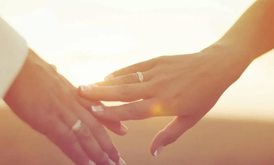 男人害羞的行为表现，男人在你面前害羞意味着什么