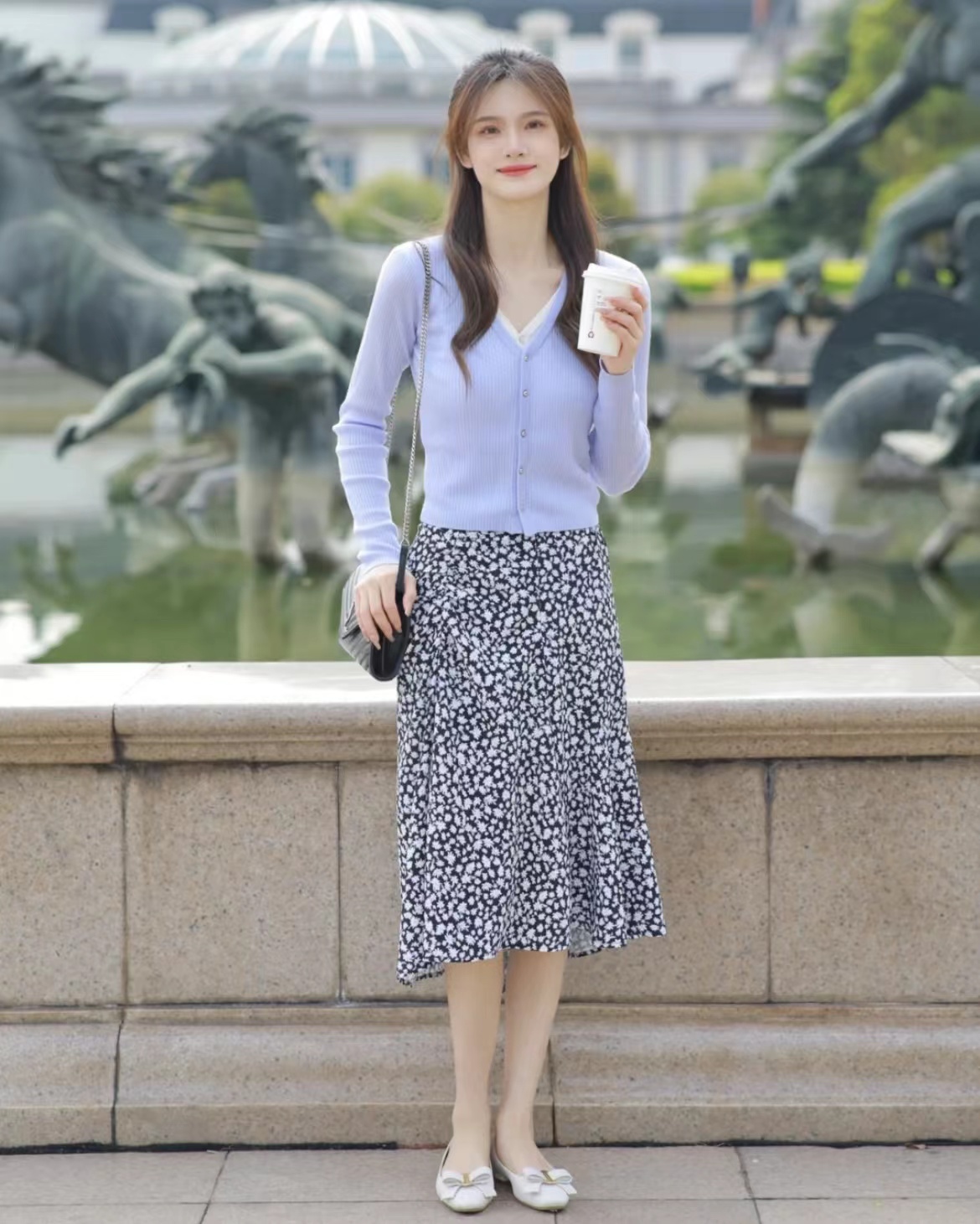 花裙子怎么穿才不显老,秋天花裙子怎么搭配