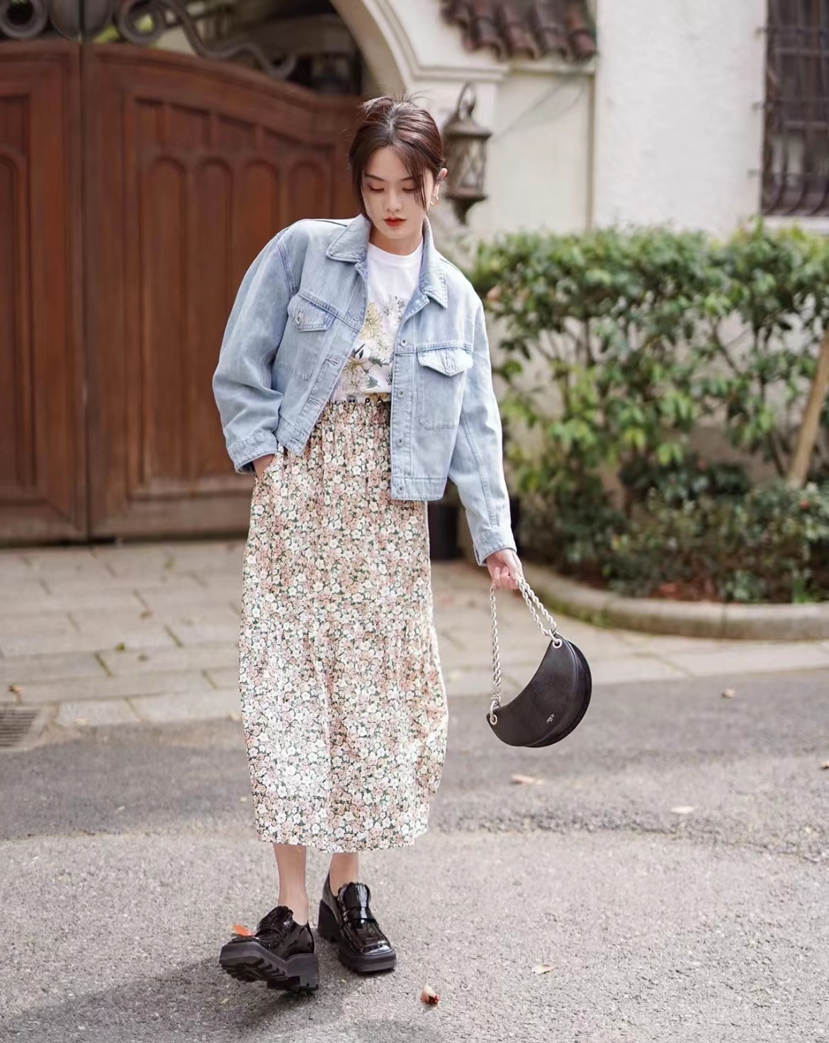 花裙子怎么穿才不显老,秋天花裙子怎么搭配