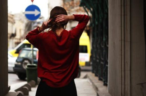 中年女人不拒绝异性的心理，不拒绝也不接受的意思