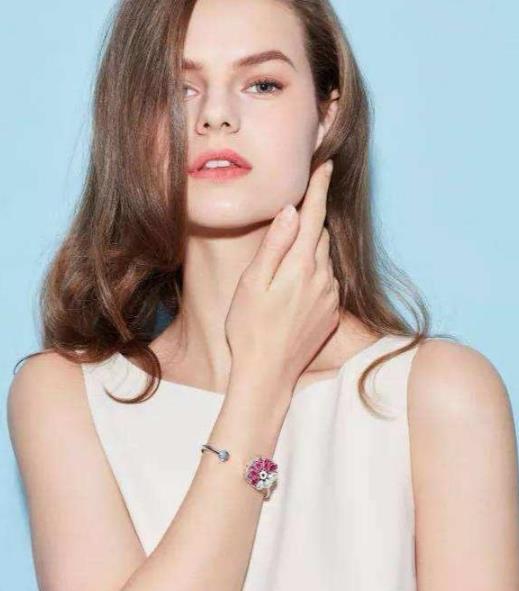 45岁女人适合手表还是手镯，手镯和手表同时戴可以吗