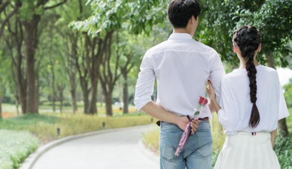 矮女人看起来更有保护欲吗,为什么男人会对女人产生保护欲