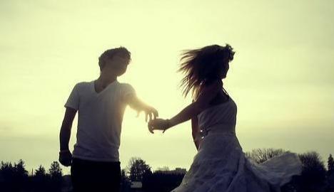 男女交往真的有磁场吗，磁场相互吸引的两个人表现