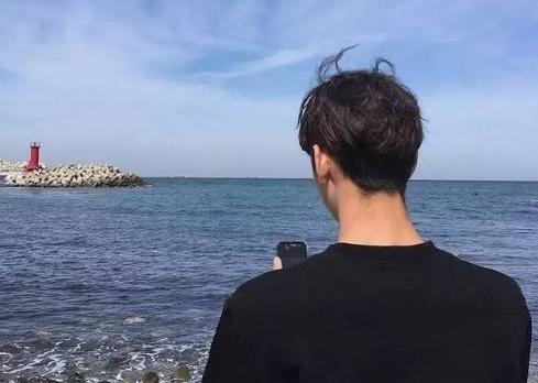 一个男人有意无意会敲我头,男生为什么老敲我头