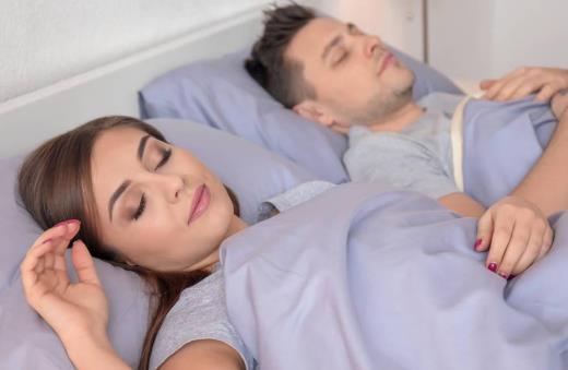 夫妻多少岁适合分房，夫妻分房睡多年意味着什么