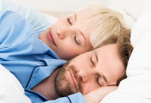 夫妻多少岁适合分房，夫妻分房睡多年意味着什么