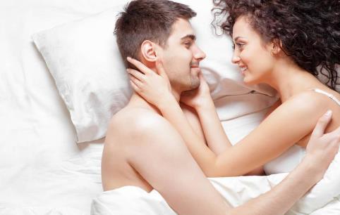 男女抱一起是谁先动心,男朋友抱女生时会有心理反应吗