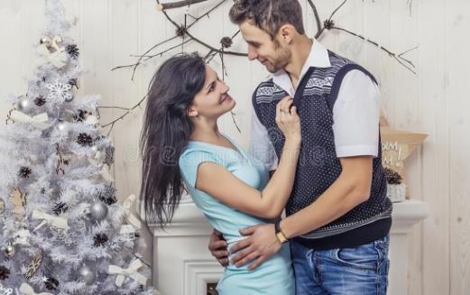 男女抱一起是谁先动心,男朋友抱女生时会有心理反应吗