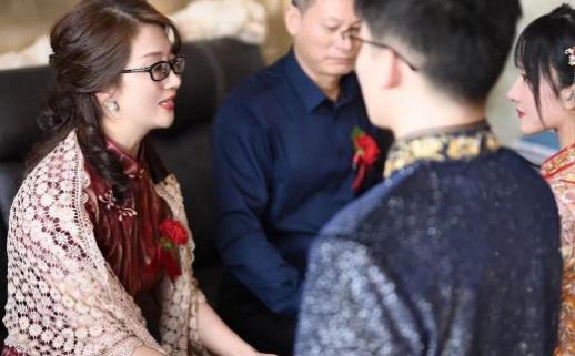 旗袍很花怎么搭配才能压住,什么颜色披肩搭配花旗袍好看