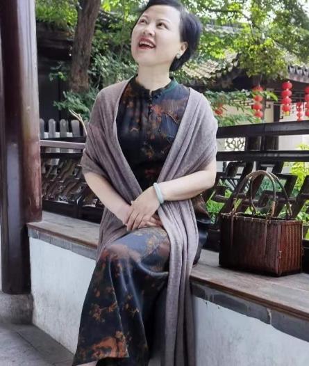 旗袍很花怎么搭配才能压住,什么颜色披肩搭配花旗袍好看