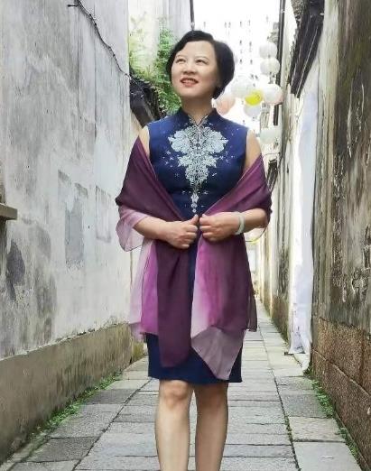 旗袍很花怎么搭配才能压住,什么颜色披肩搭配花旗袍好看
