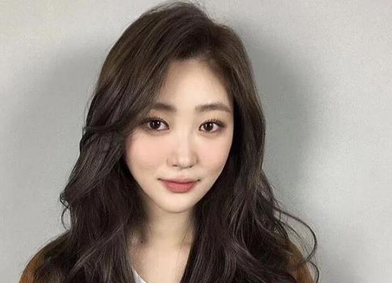 怎么判断自己适合中分还是偏分,偏分发型的女人会不会显得刻薄