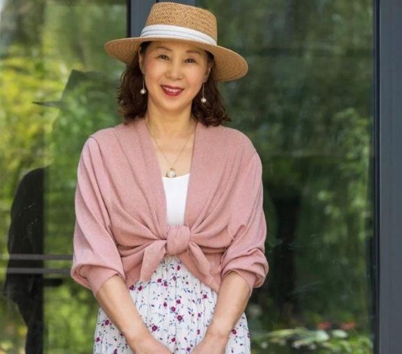 60岁女人夏天穿什么颜色衣服时髦养眼,55岁穿鲜亮的颜色合适吗