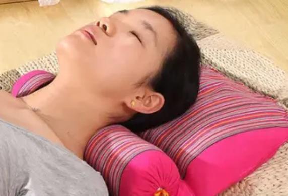 颈椎不好睡什么枕头好，颈椎不好睡觉正确姿势