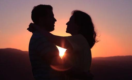 拒绝你的男生突然联系你说明什么，男生拒绝你之后又联系你的意思