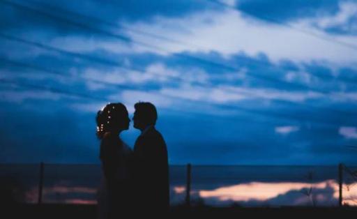 拒绝你的男生突然联系你说明什么，男生拒绝你之后又联系你的意思