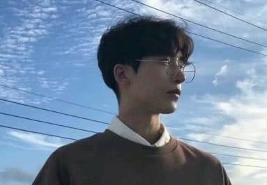 喜欢烫头发的男生是什么性格，男生为什么不爱女生烫头发