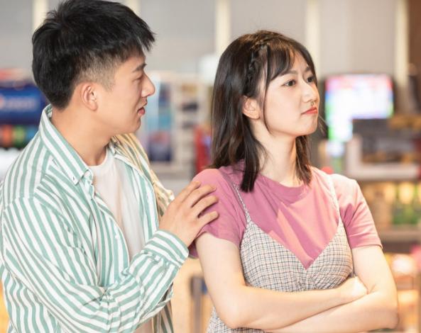 情侣之间应该每时每刻聊天吗,情侣之间有必要什么都告诉对方嘛