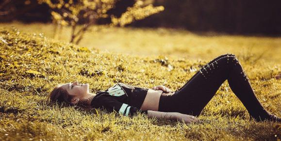 女人到中年遇上爱情要主动吗,主动的女人会不会显得掉价