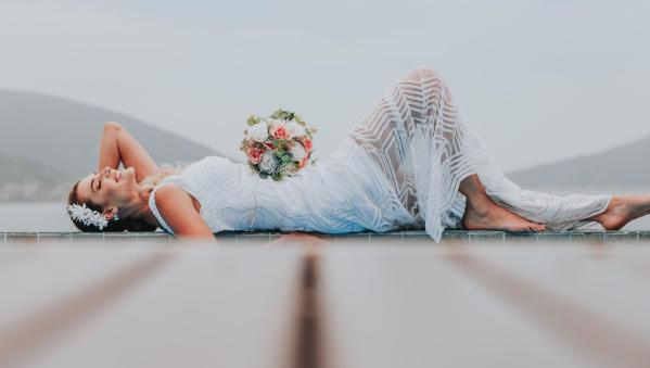 女人到中年遇上爱情要主动吗,主动的女人会不会显得掉价