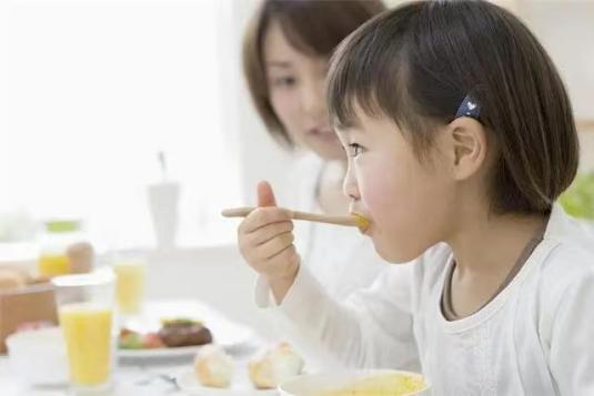 2岁孩子独立吃饭技巧,如何让两岁孩子自己独立吃饭