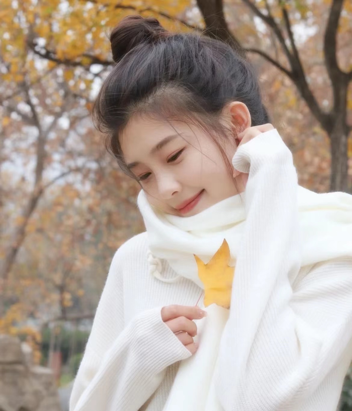 枫叶风景图片大全，女生手拿枫叶唯美图片