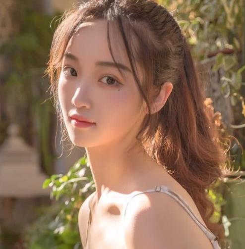 女生不反抗你摸她头发代表什么，摸一个女生头发她不反抗说明什么