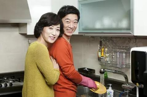 二婚夫妻过不长久的四种表现,二婚的女人会和现任同甘共苦吗