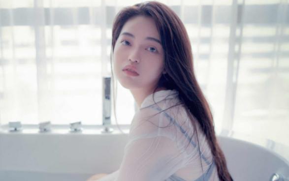 女人让你摸她的头发是什么意思，拥抱时抚摸女方的头什么意思