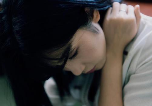 一个男人让你摸他的脸是喜欢你吗，喜欢摸老公脸的女人的心理