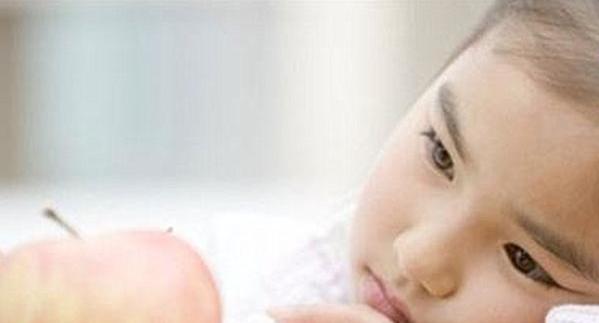 孩子这三个毛病暗示智商极高，咬指甲的人的智商