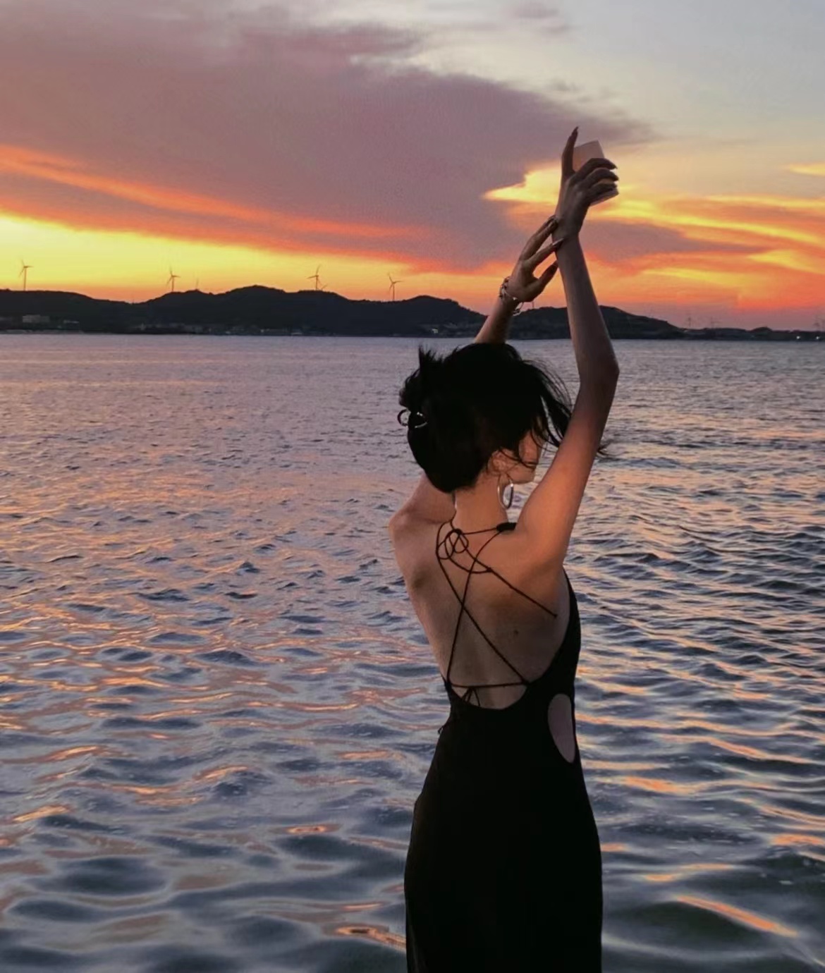 海边气质美女背影头像,女人孤独站在海边背影