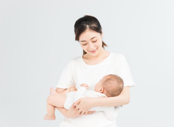 新生儿第一抱的讲究,新生儿衣服怎么准备