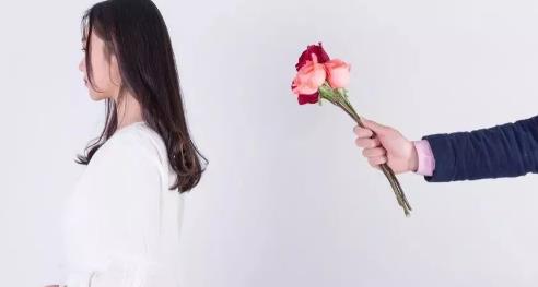 56岁大妈被四个年轻小伙追求应该怎么拒绝