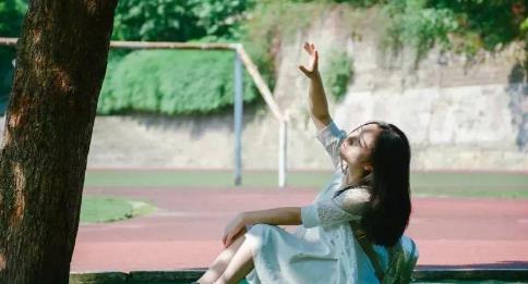 56岁大妈被四个年轻小伙追求应该怎么拒绝