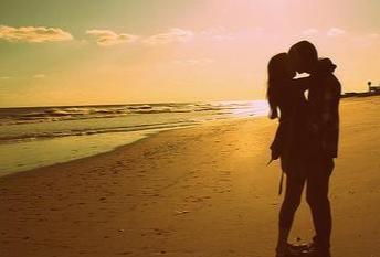 亲吻拥抱抚摸算不算情人关系，只亲吻拥抱算不算情人关系