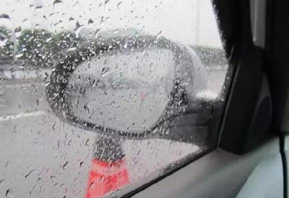 车内起雾开什么循环,下雨天除雾的最佳方法
