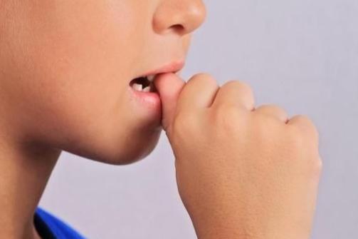 爱咬指甲什么原因,如何改善咬指甲的行为