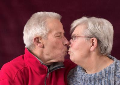 老人亲吻老伴的图片