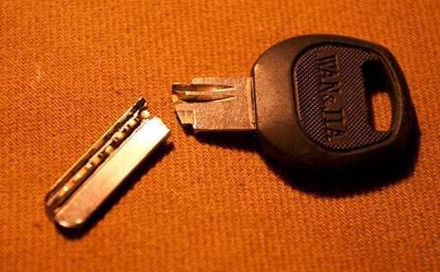 钥匙忘车里了怎么办,钥匙断在锁里怎么办